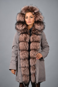 Парка с отделкой из меха рыжей лисы крашенный Парка с отделкой из меха рыжей лисы крашенный