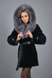 Шуба из австралийской овчины с отделкой из меха "блюфрост" Шуба из австралийской овчины с отделкой из меха "блюфрост"