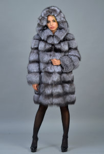 Шуба из меха натуральной чернобурой лисицы с капюшоном Шуба из меха натуральной чернобурой лисицы с капюшоном