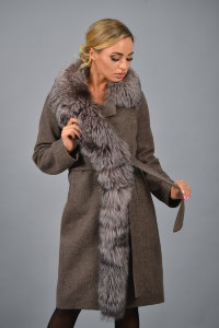 Пальто утепленное, ворот мех чернобурой лисы Пальто утепленное, ворот мех чернобурой лисы